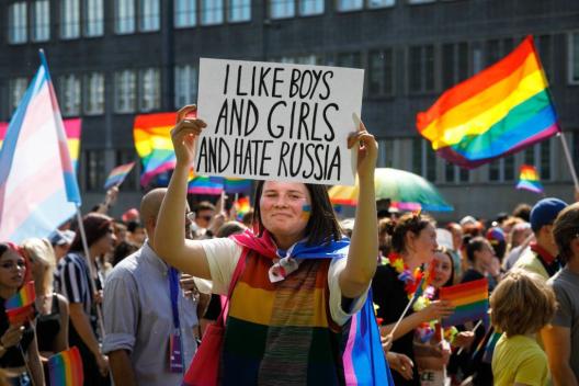 Protester at KyivPride holding a sing that read "I like boys and girls and hate Russia" 