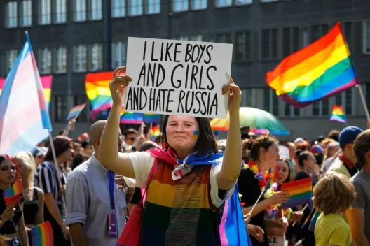 Protester at KyivPride holding a sing that read "I like boys and girls and hate Russia" 