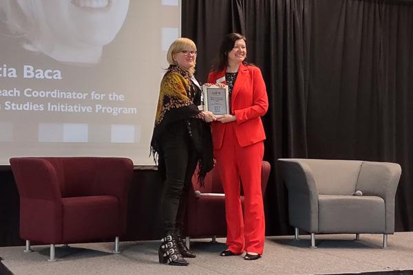 Alicia Baca receiving award from ASFW president, Elaine McLoughlin-Overholt 