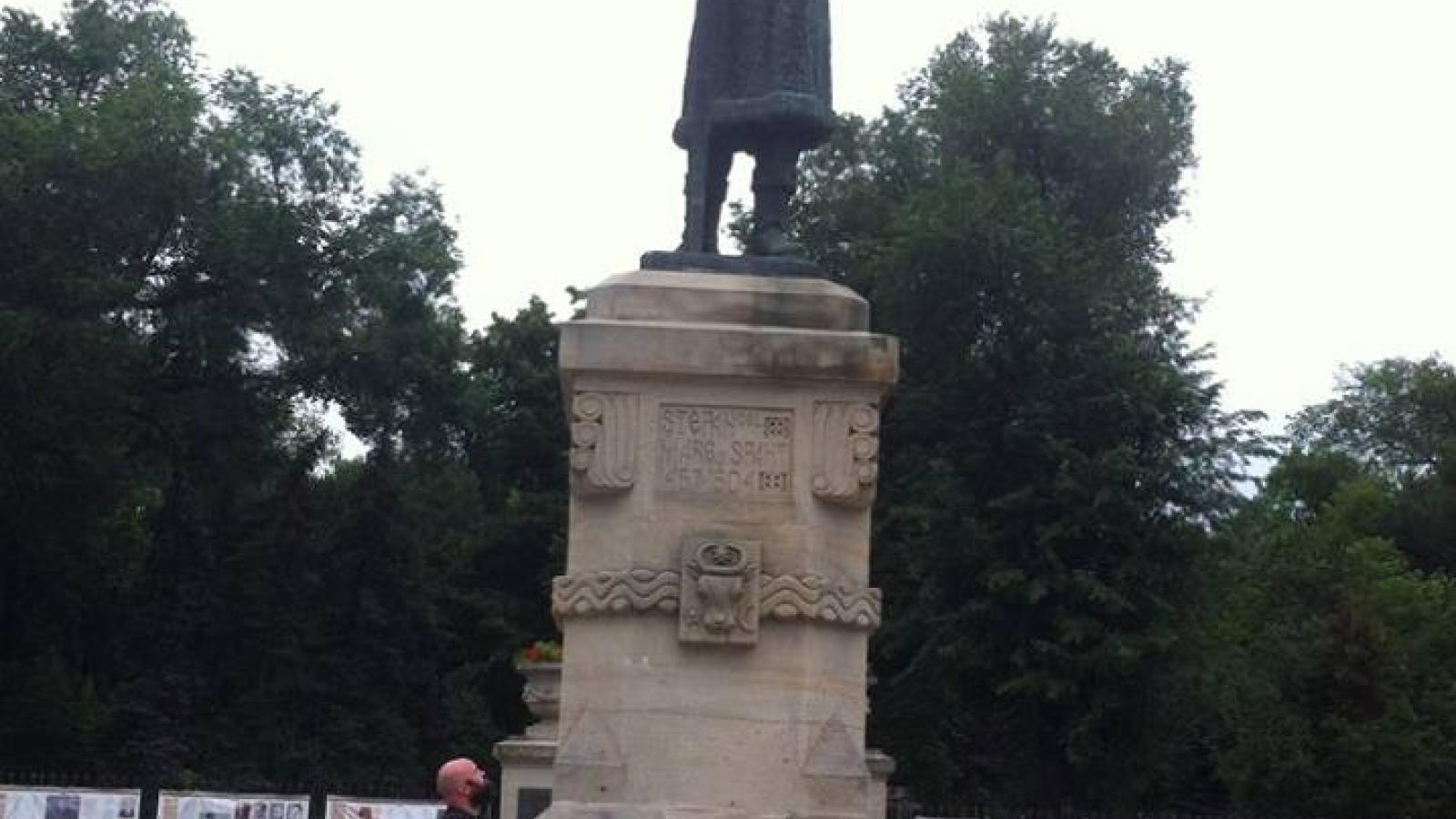 Statue in Moldova